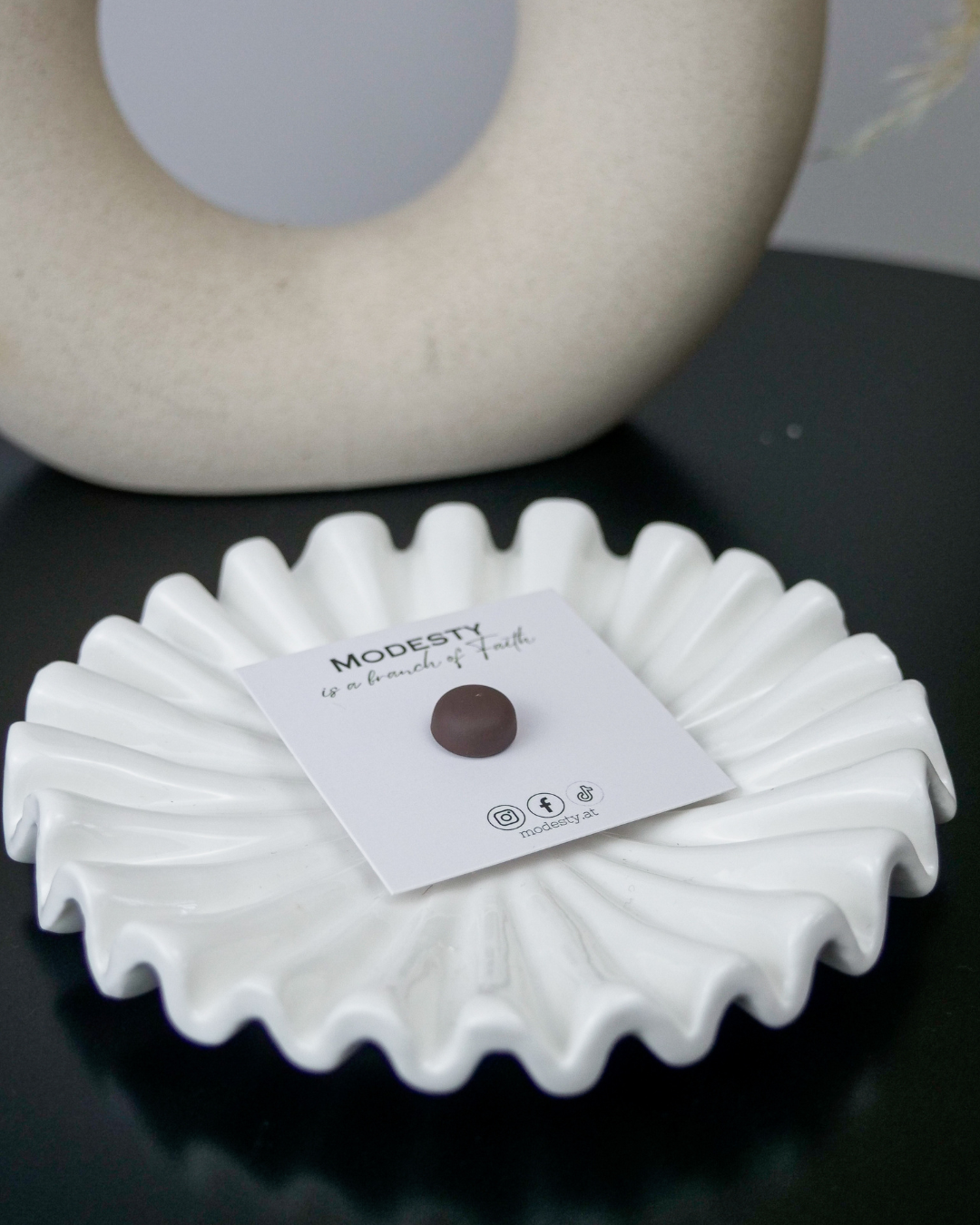 HIJAB MAGNET - CHOCOLATE - Modesty